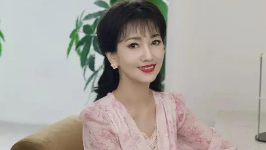 赵雅芝以一袭粉色印花裙惊艳亮相，瞬间焕发青春活力，仿佛岁月在她身上施展了逆生长的
