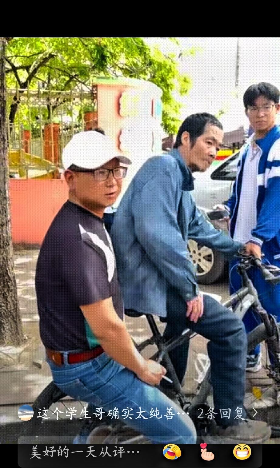 学生进店买书，车子没上锁，大爷直接骑上去就要偷走。
 
学生买完书出门，刚好撞见
