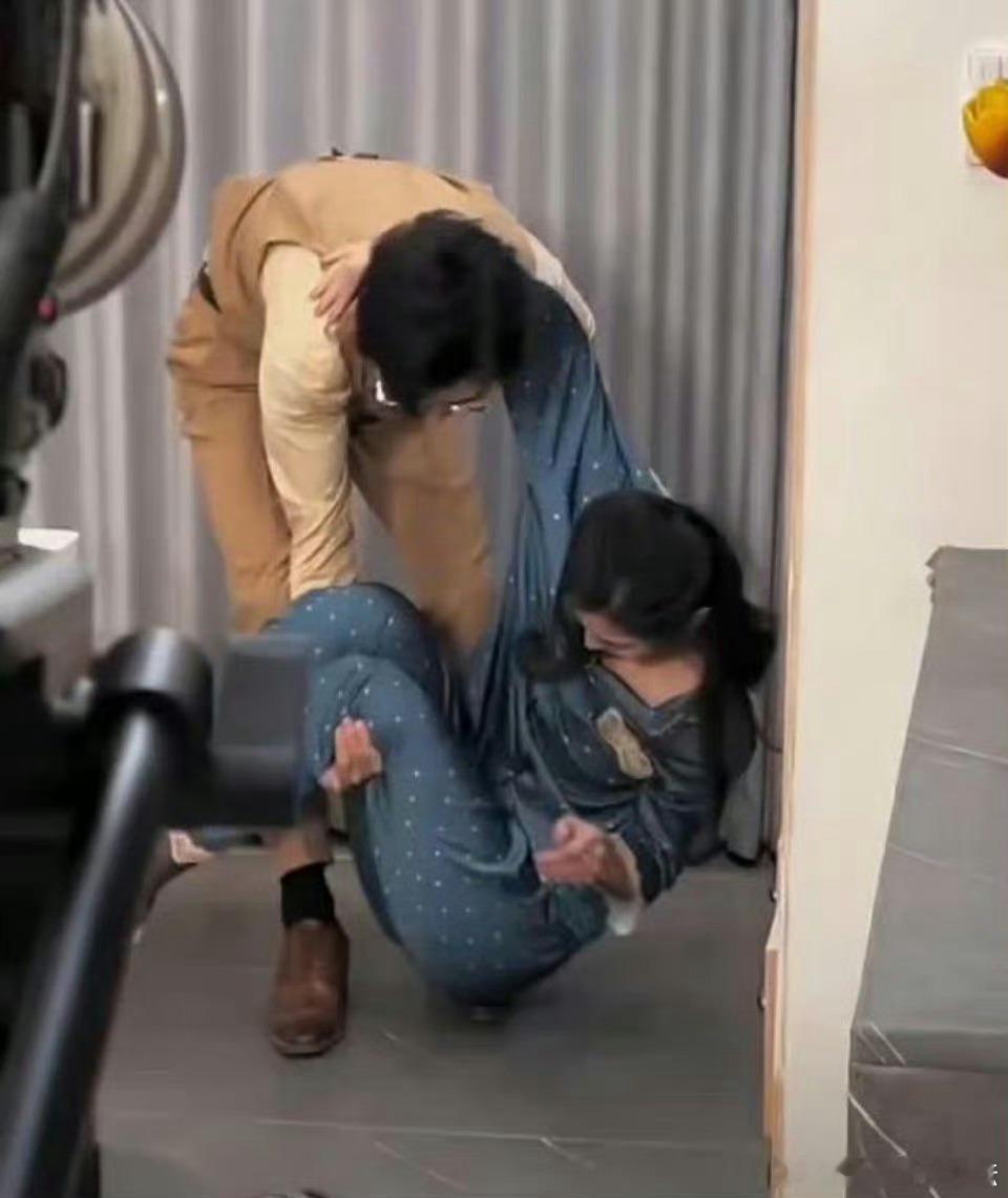 现在男演员那么虚吗，女演员都抱不动 ​​​