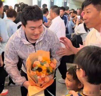真的没人不羡慕，
梁靖崑这日子也太圆满了。
打完比赛平安回国，老婆孩子全家一起来