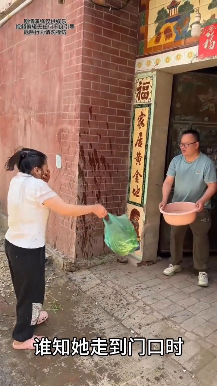 男子不小心泼了女子一身水，这一幕真的太无奈了。
女子从地里回到家门口，谁知她走到
