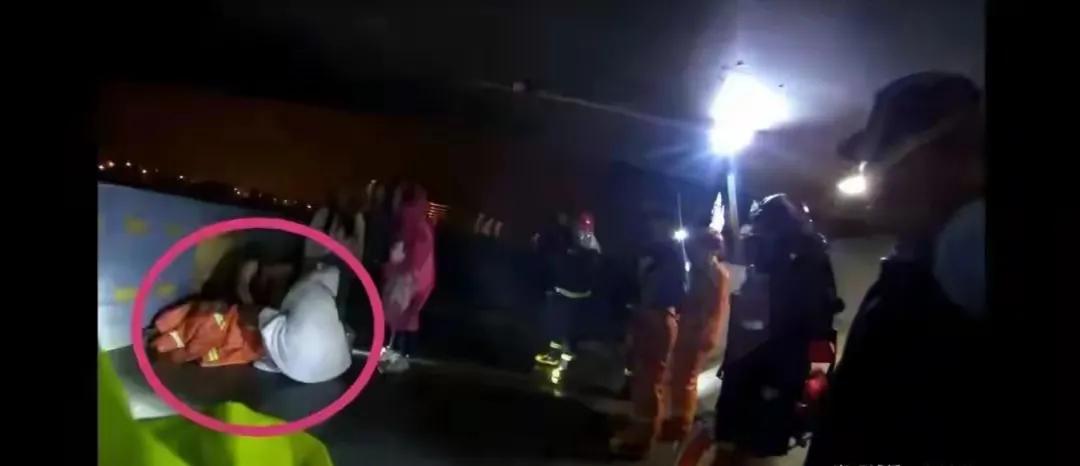 《彩礼之殇：上海两起惊险事件背后的爱情挣扎》
 
在繁华的上海，彩礼问题如同一颗