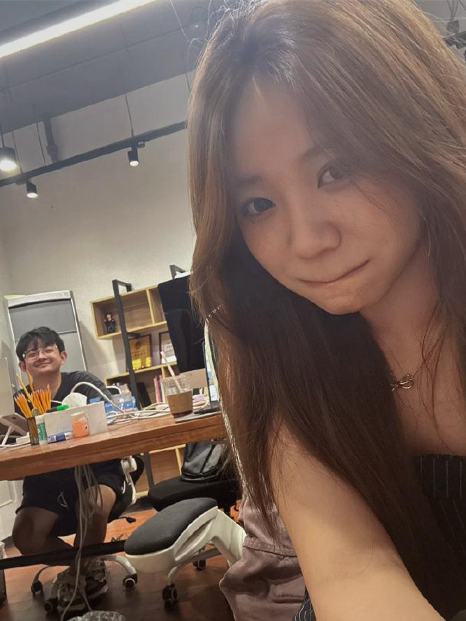 德云社头九老五张九驰晒照，疑似官宣，女朋友真漂亮！
头九有八位演员，除了老五张九