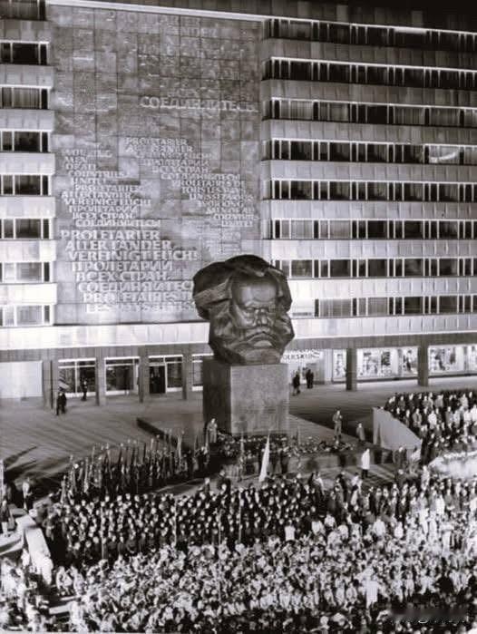 这张历史照片记录的是1971年10月9日，位于德意志民主共和国（东德）卡尔-马克