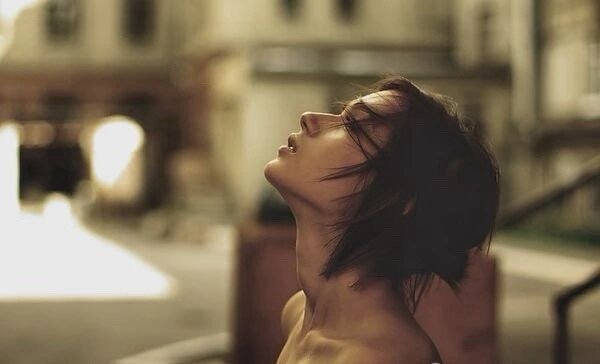 你只需要在意三种人的声音：1）比你强还管你的2）无条件接纳你的3） 给你钱的这是