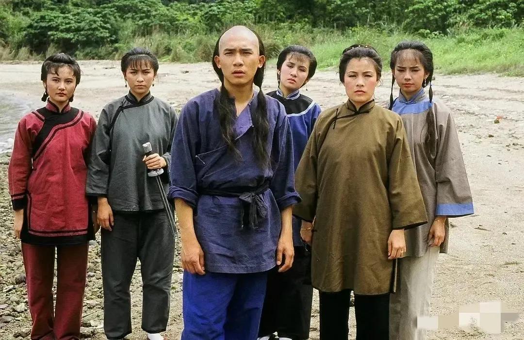 1984年梁朝伟版韦小宝和他的老婆[憨笑]，不得不说，还是周星驰7个老婆更美[偷