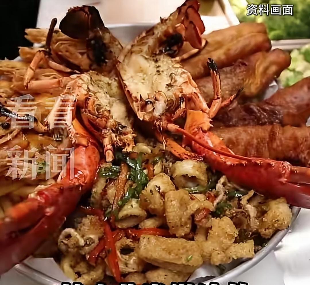 奇葩规定！
龙虾也怕痛！
煮龙虾须先电击或冷冻！
严禁将活龙虾投入沸水煮烹！
