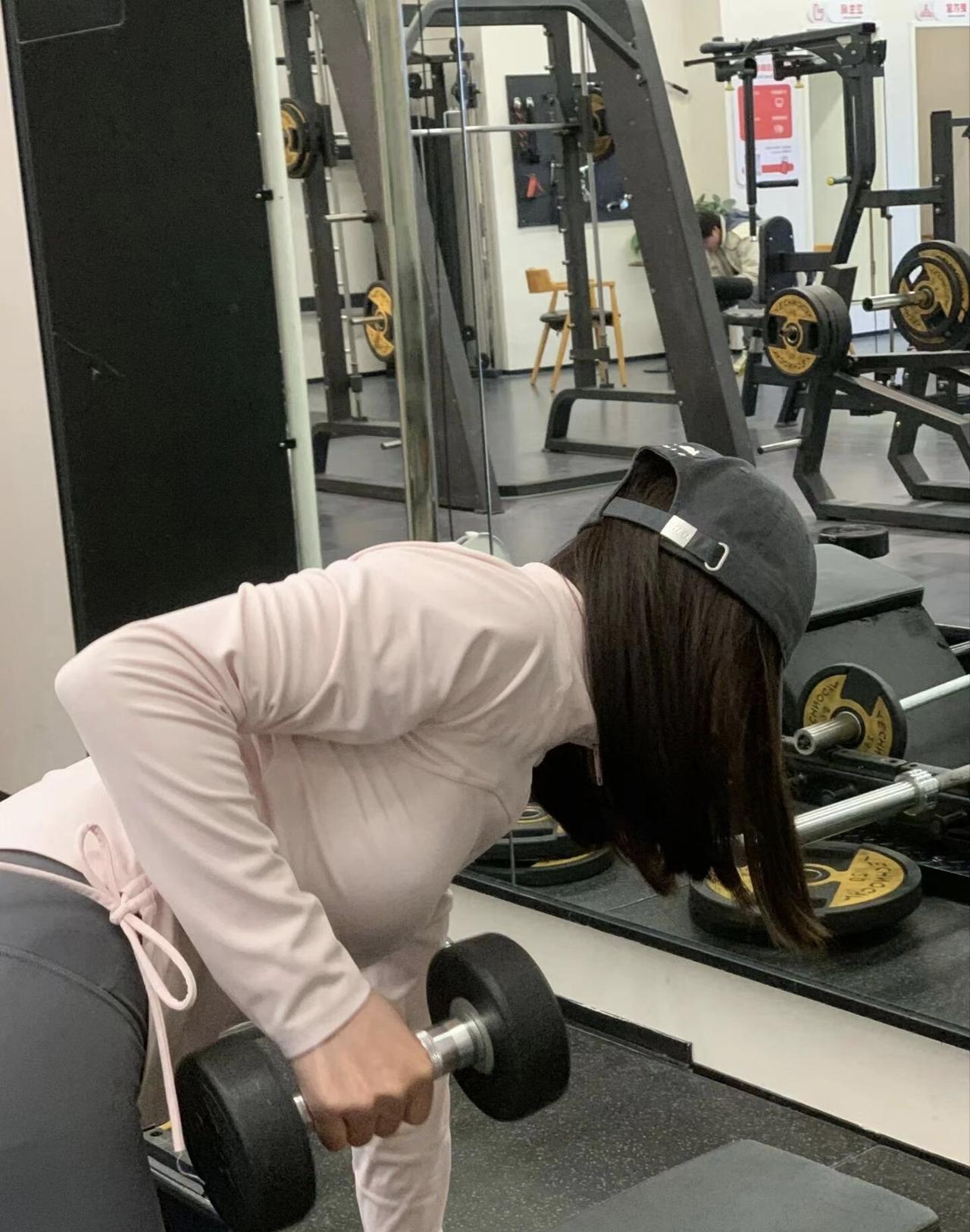 健身房里的小仙女，专注举重，展现力量与美丽！💪🏋️‍♀️✨