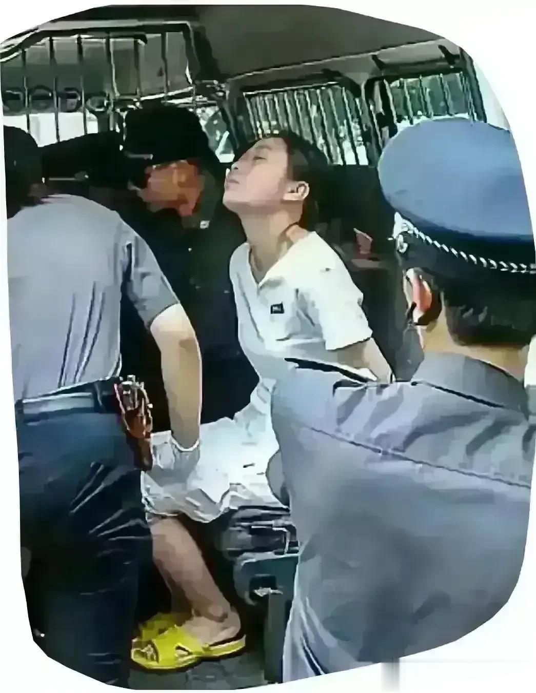 2004年，福州看守所，方晓红被执行“注射死刑”前，斜靠在车玻璃上，仰着头，特别