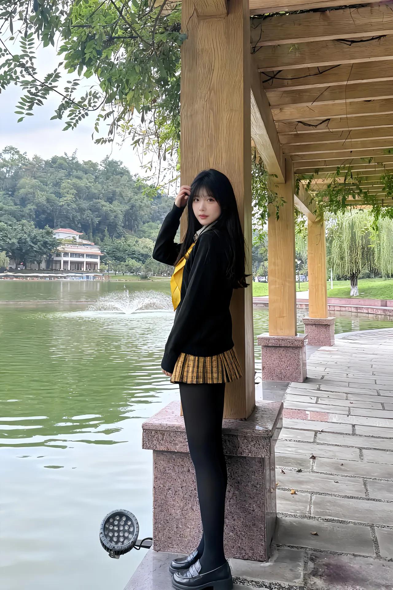 湖畔倚栏思，水波荡心弦。