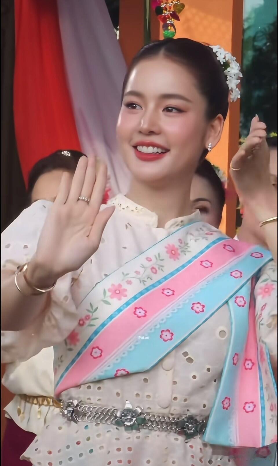 这是比刘亦菲漂亮的一个美女，她的笑容特别治愈，阳光，自信，集美貌、气质、才华于一