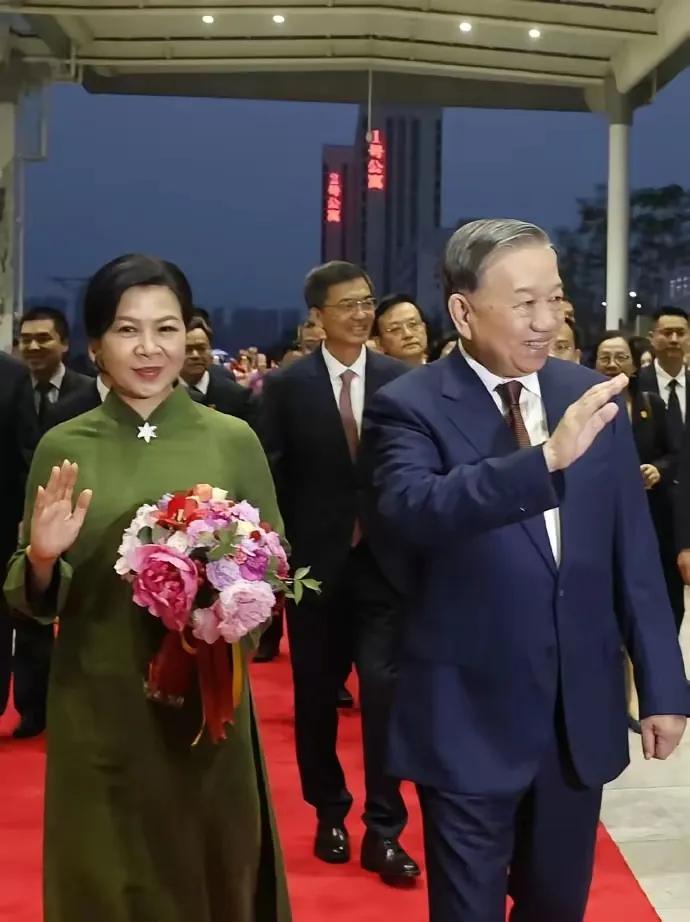 越南第一夫人吴芳璃，她出身在艺术世家，父亲吴孟兰不仅是艺术家，也是一位导演。
她