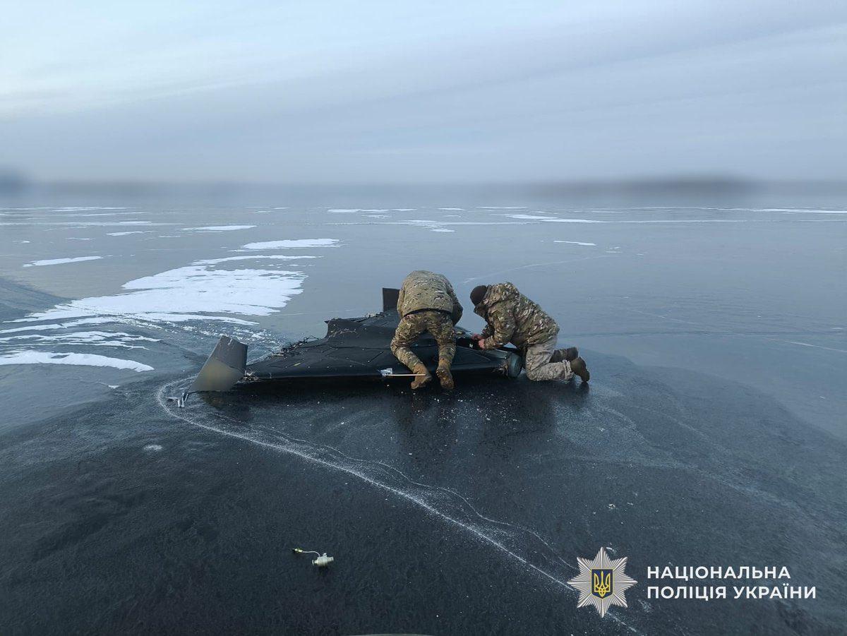 乌克兰国家警察气垫船队在冰封的第聂伯河上回收了一架坠毁的俄罗斯“沙赫德”攻击无人