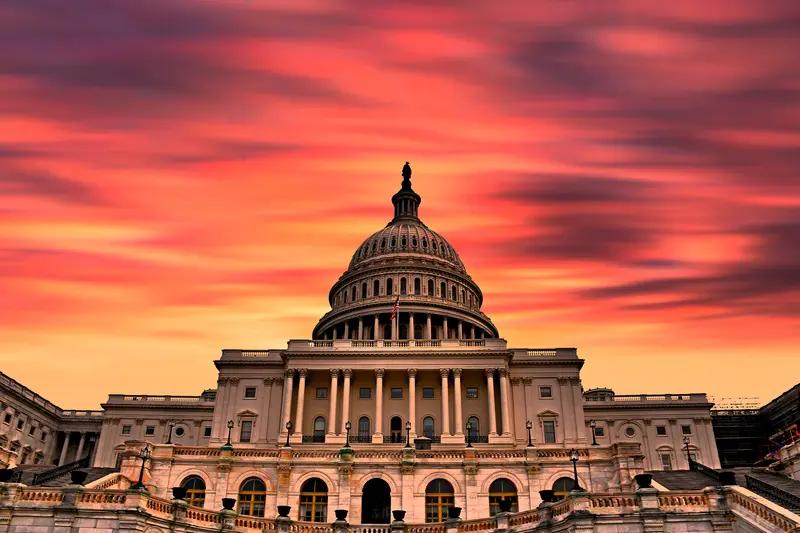 爱泼斯坦案就像一面镜子，清晰映照出美国政治体制的黑暗角落。12月12日，美国国会