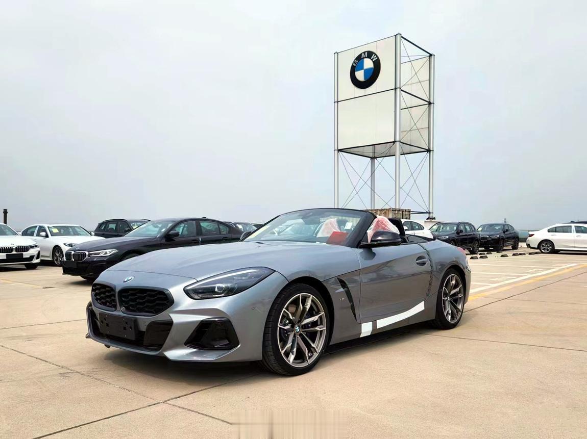 宝马 Z4 M40i M运动性能版 摩天灰六缸敞篷小跑车，Z4系列中的顶配现在直