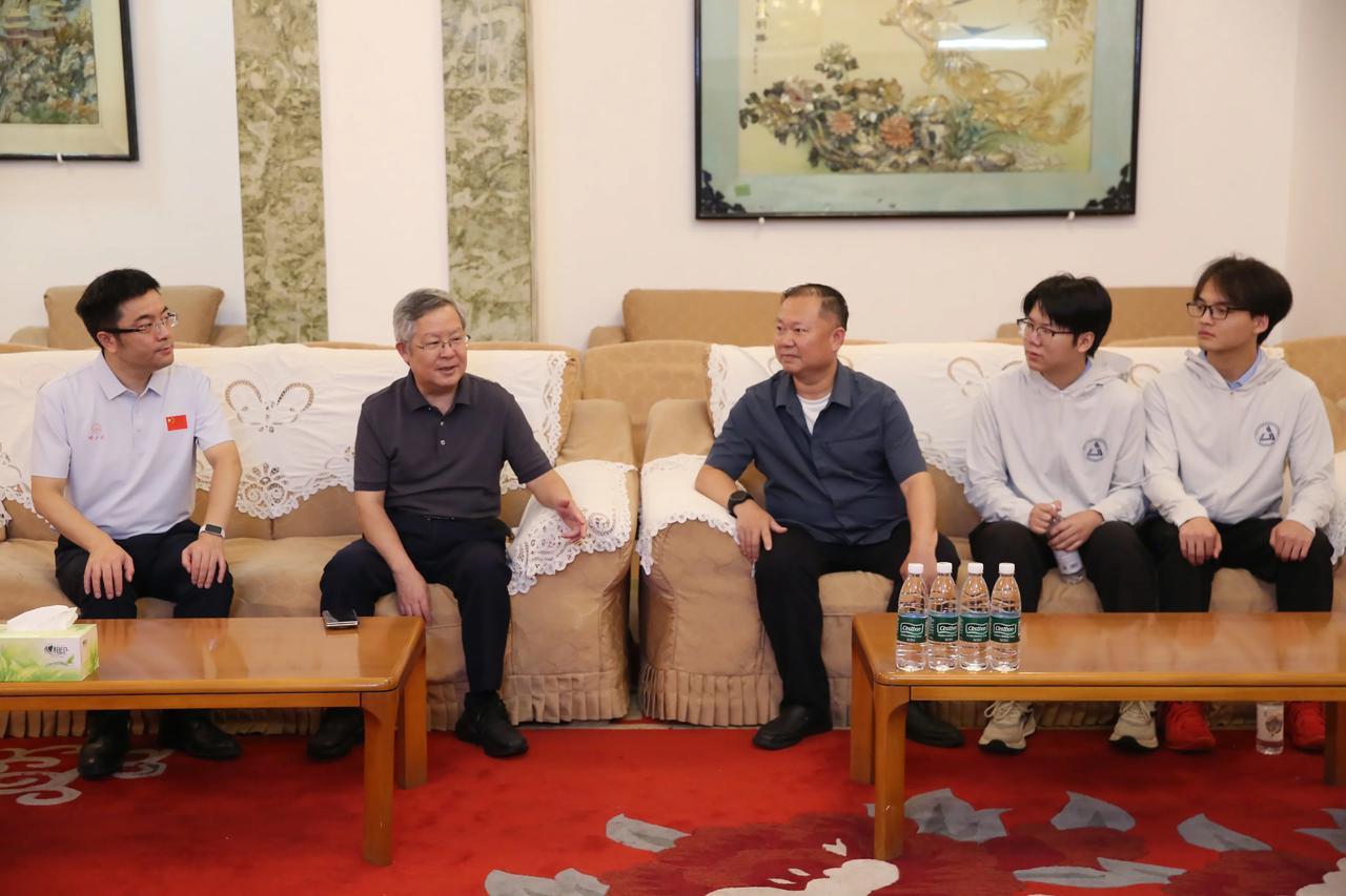 时隔39年，我再一次来到武汉长江大桥武昌岸桥头堡接待室。39年前，是与我的两位同