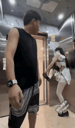 这是什么操作？男子以为女孩要跟她对战吗？