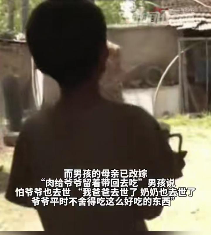 河南周口这个9岁小男孩，真的懂事到让人心都揪紧了。爸爸因病去世，妈妈改嫁离开，家