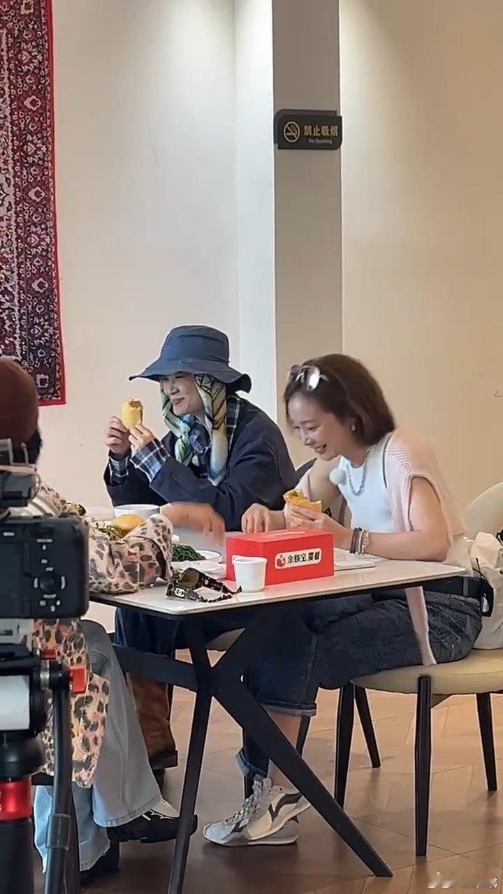 李宇春高叶吃商极高向野的我们饭桌之上两人玩笑不断，没有拘谨感，能感受到彼此相处十