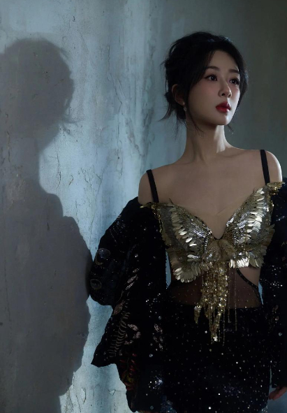 1.由陈道明担任监制的剧集《风禾尽起张居正》，男主敲定胡歌，女主正在接洽刘亦菲。