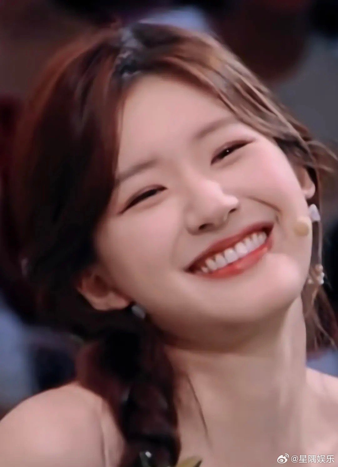 田曦薇赵露思一个甜的用力一个甜的自然 