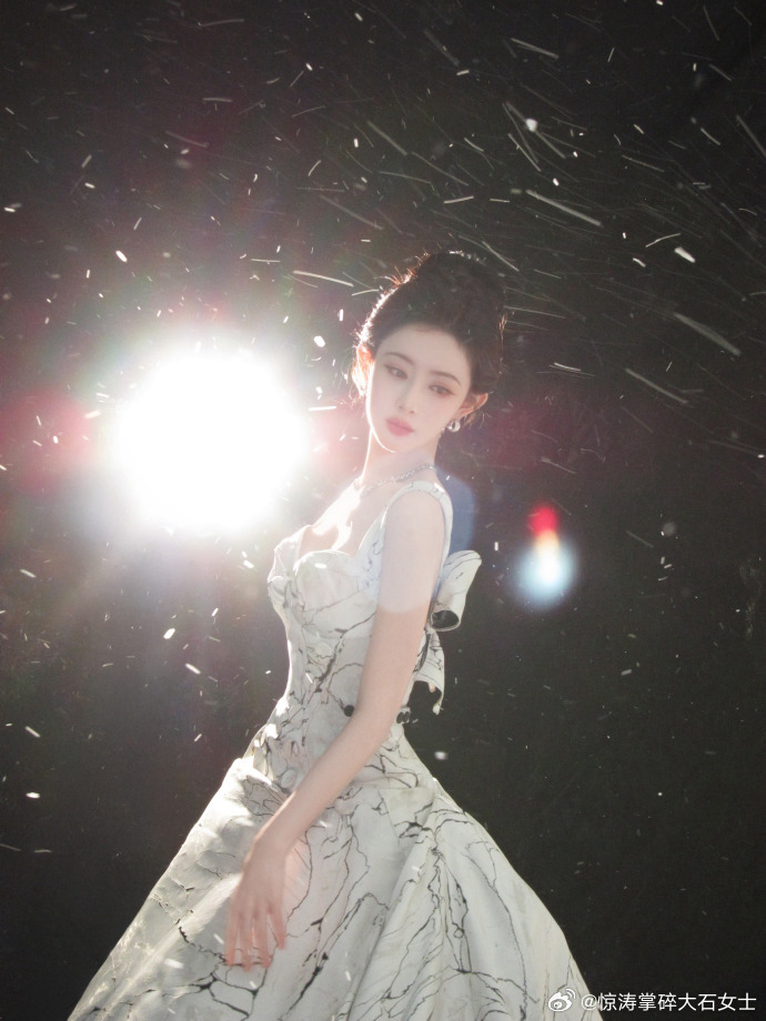 孟子义白月光与朱砂痣孟子义一套白月光造型一套朱砂痣造型 孟子义尖叫之夜解锁双风格