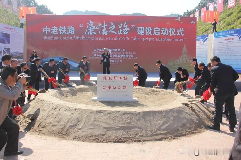 中美经贸磋商一直备受关注。这次第五轮经贸磋商首日两轮会谈结束，中方代表离场时挥手