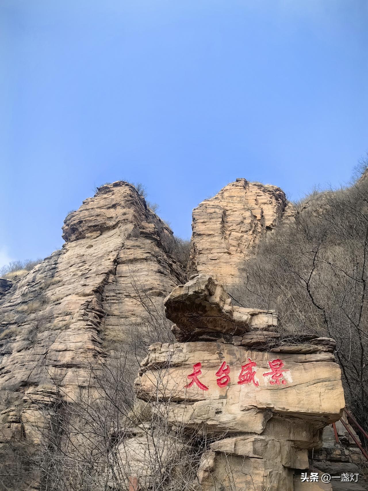 所谓领导力，就是你
怎么跟员工说话，怎么给他布置工作；
怎么表扬他，怎么批评他；