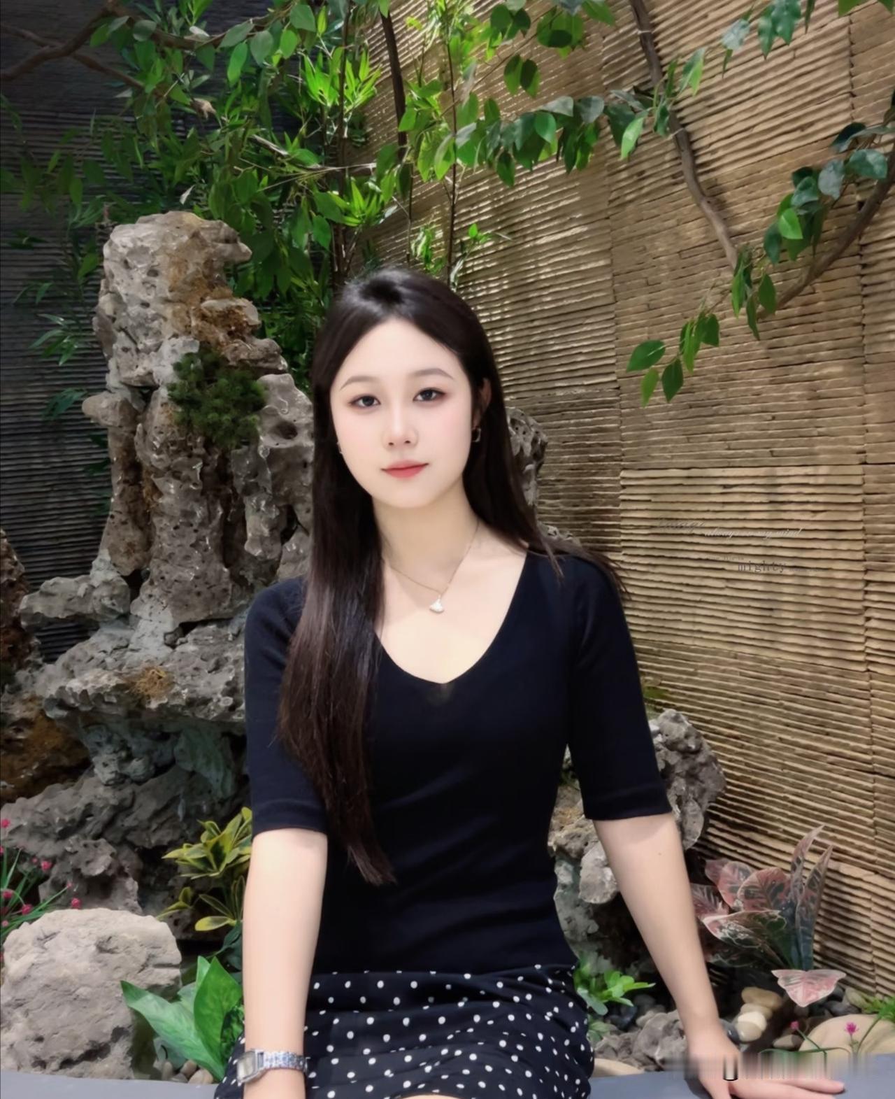 卜算子·幽庭静坐
 
瘦石衬青筠，竹影围闲院。
一缕柔丝垂鬓边，眉目清如练。
静