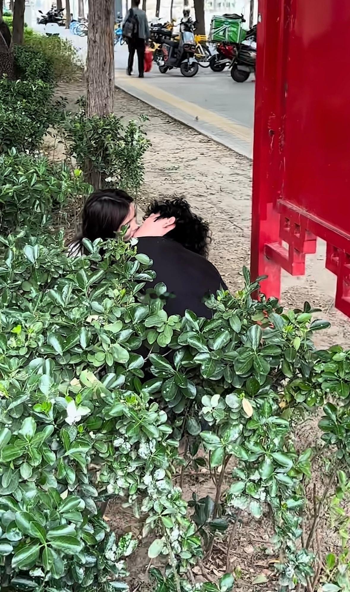 只要心中有爱，哪里都是舞台。 