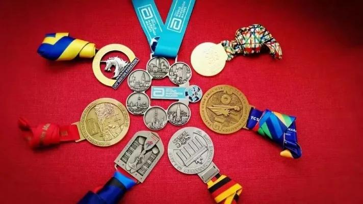 1995年，奥运冠军陈若琳被亲生父母抛弃，被舅舅养大，当她斩获22个世界冠军后，