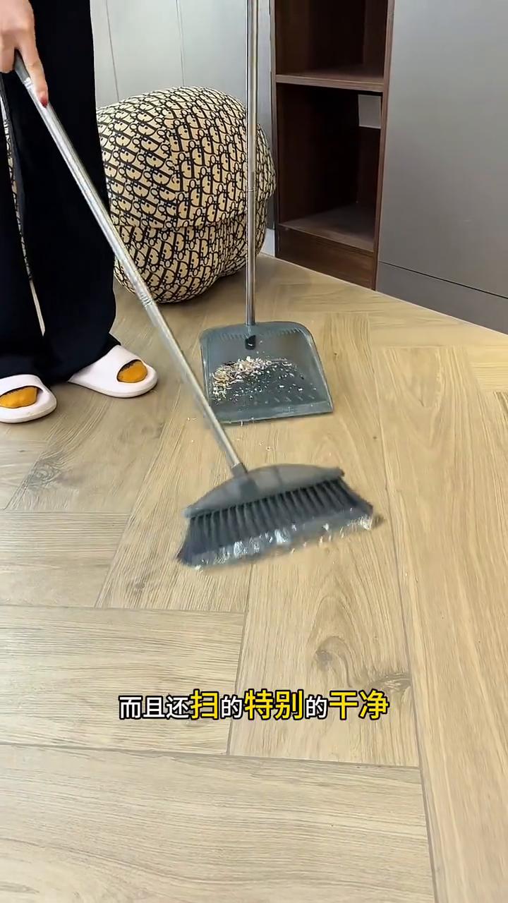 扫地小妙招。
教你一个方法，给扫把头上粘上胶带。这个办法还是我外婆教给我的，一定