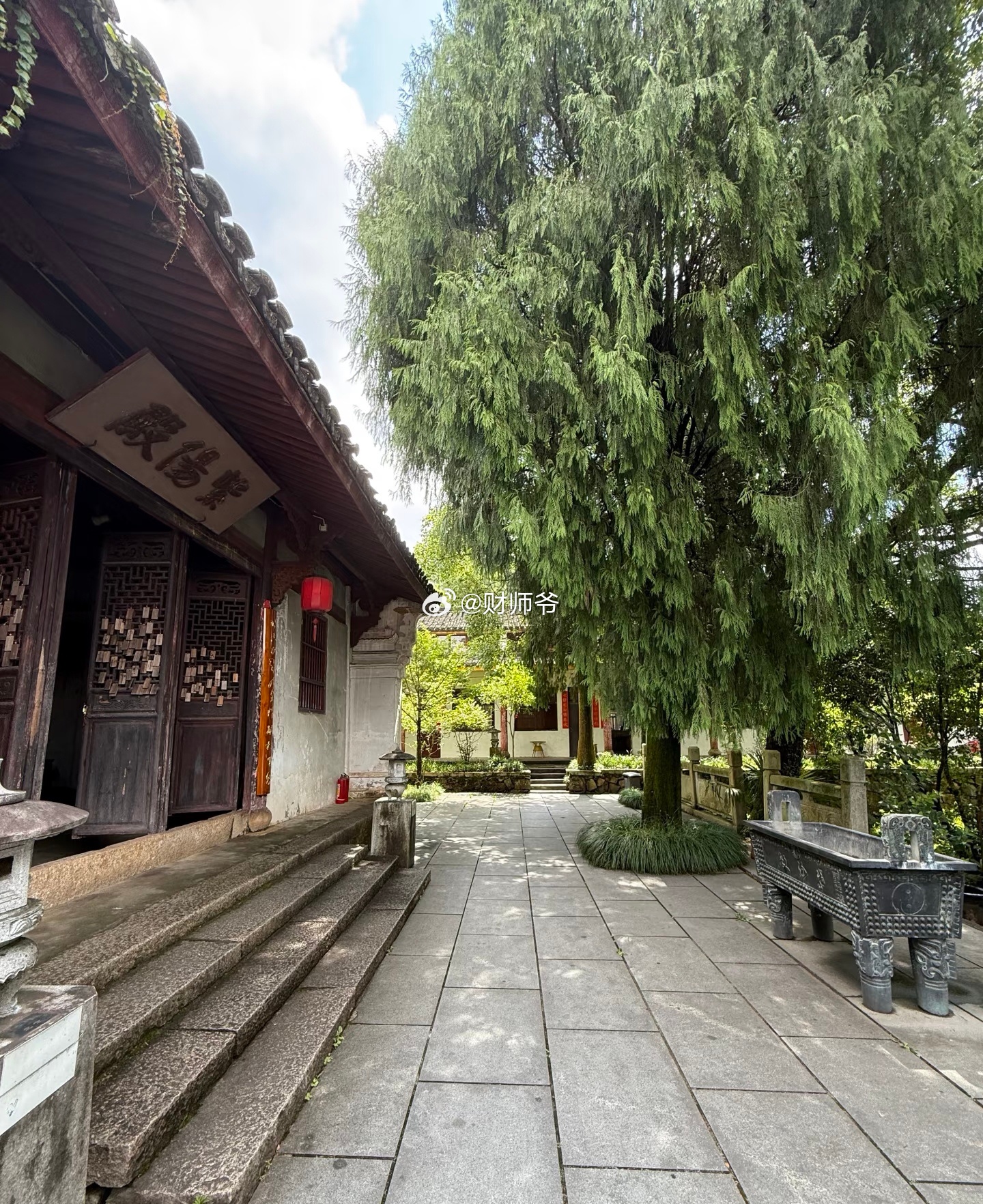 昨天有网友在台州鸣鹤观偶遇张道长，说是张道长特别爱吃甜食。