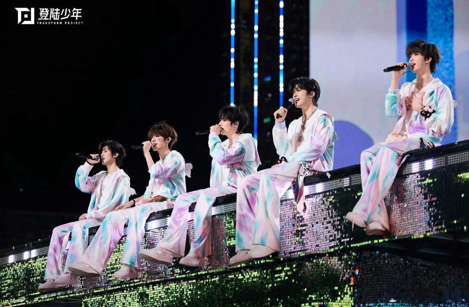 登陆少年应到5人实到5人1111惊喜之夜 当五个人的身影同时出现在舞台上，那种震