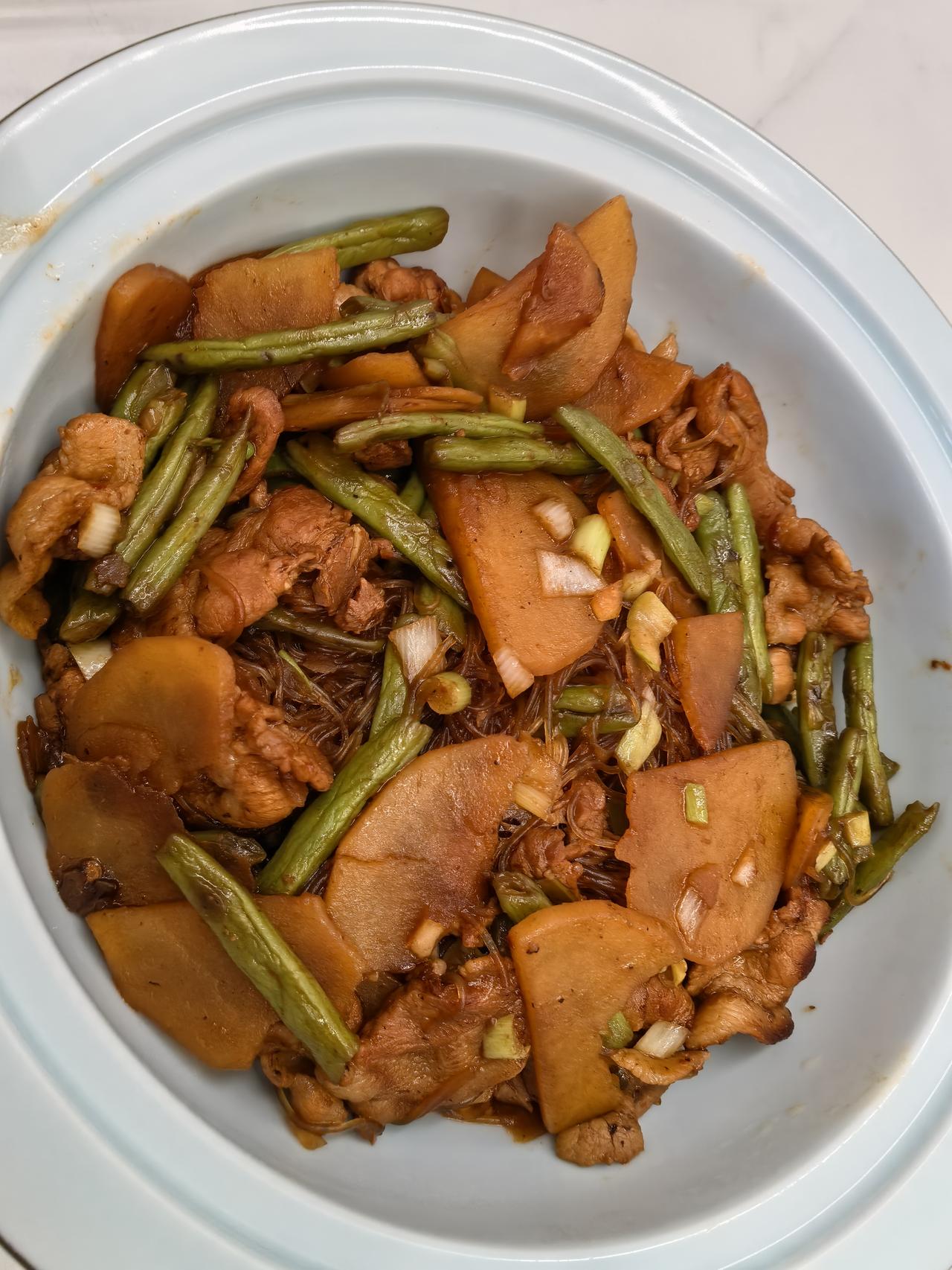 今日秋雨绵绵，人也懒洋洋的不想出门买菜。眼看快到中午了，吃什么是个问题，本想偷懒