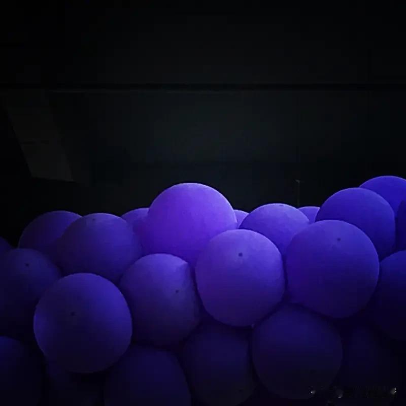 泽连斯基能否在政治风暴中自保，实在是个未知数。就说美国特朗普政府索要乌克兰50%