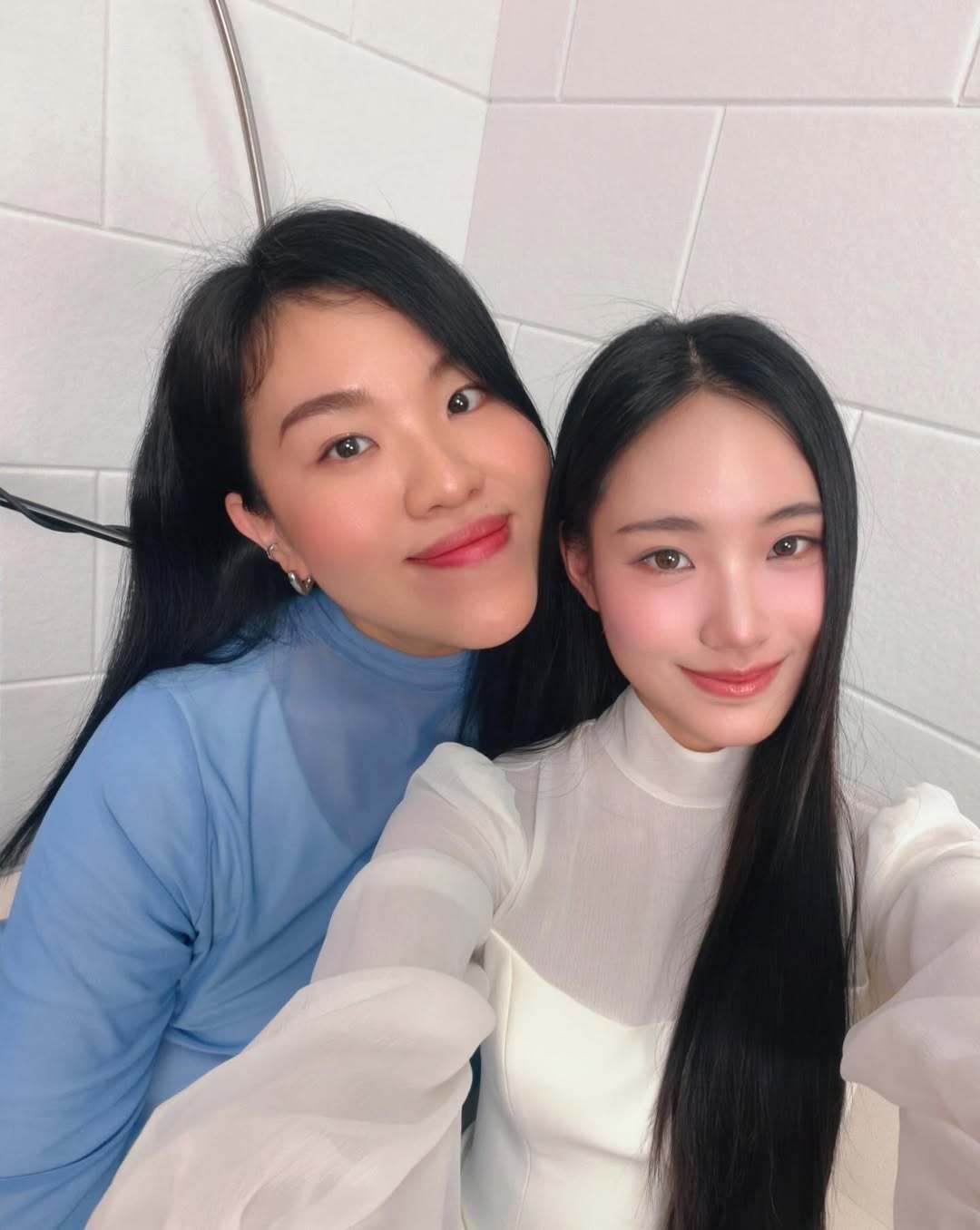 昔日康熙工作人员欧娜晒出和Lily合照，欧娜变化也太大了吧！欧娜的播客可以搜：紫