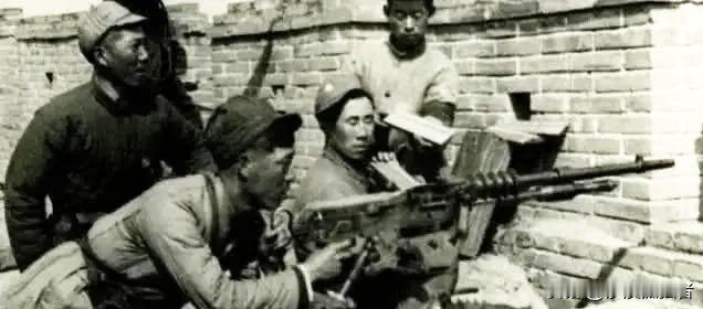 1939年，鲁雨亭率领900多名新四军，包围了大房庄据点里面的40多名日军。日军