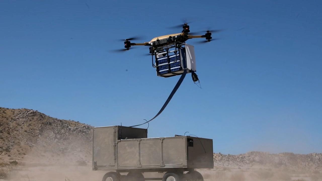 突发，美国一处军事基地上空出现不明无人机，该基地还居住着美国两个重要人物。

当