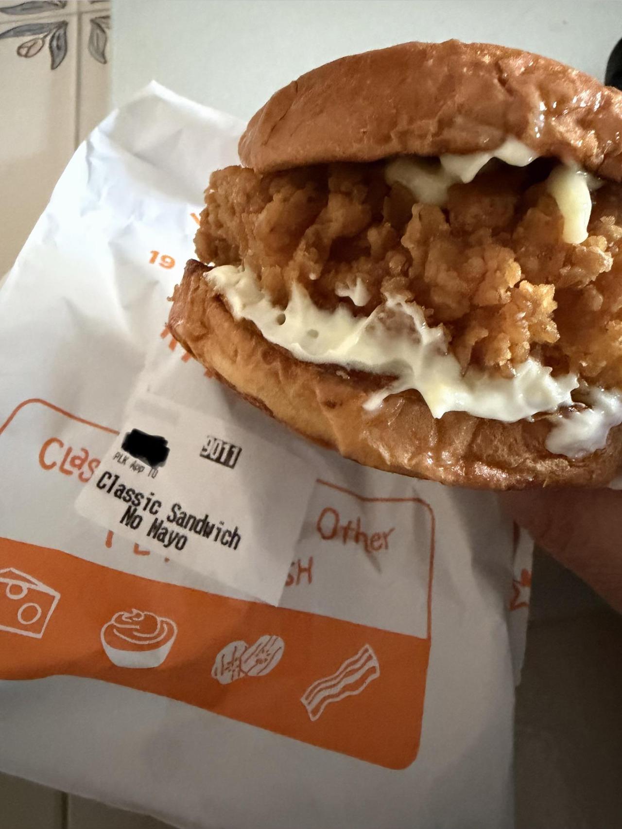 有人点了份不要美乃滋的炸鸡三明治，回家一看，里面夹了两层美乃滋。最绝的解释是：店