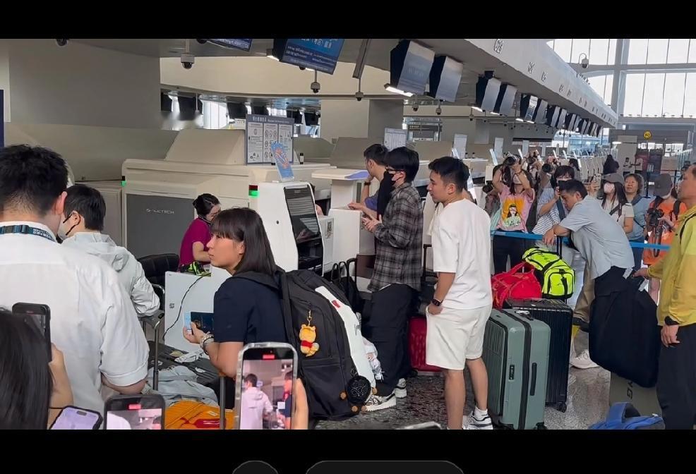 今天上午国乒一行出发澳门，
参加WTT2025澳门冠军赛，
看他们出发时候的视频