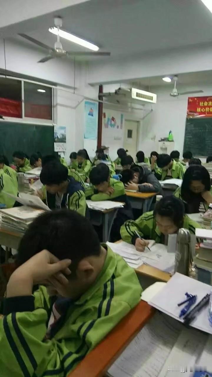 晒晒我的高中毕业合照高考前一个月，老师发到群里的，看着孩子们一个个埋头苦读，内心