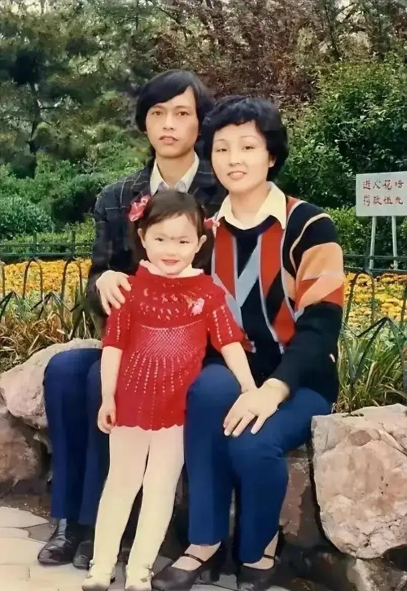这位小女孩长大后成为了家喻户晓的明星，并且越长越像爸爸，猜出来是谁了吗？