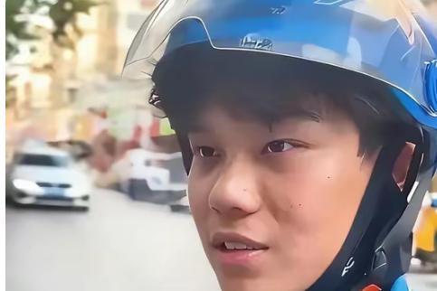 38度的阜阳街头，张宇豪刚送完第17单，手机一震。年级班主任发来消息：孩子，你被