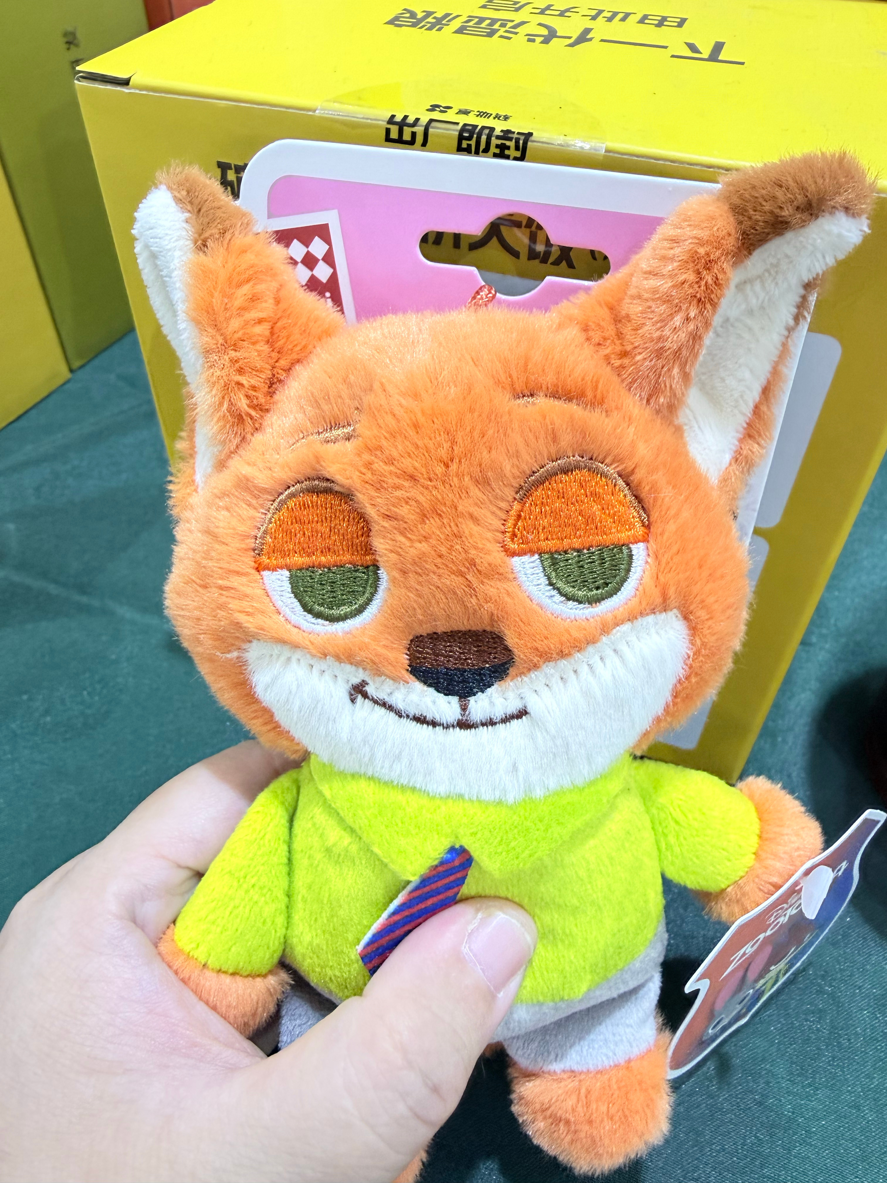 嘻嘻，今天刚在宠博会给少爷买了一个尼克狐🦊 好巧~ ​​​