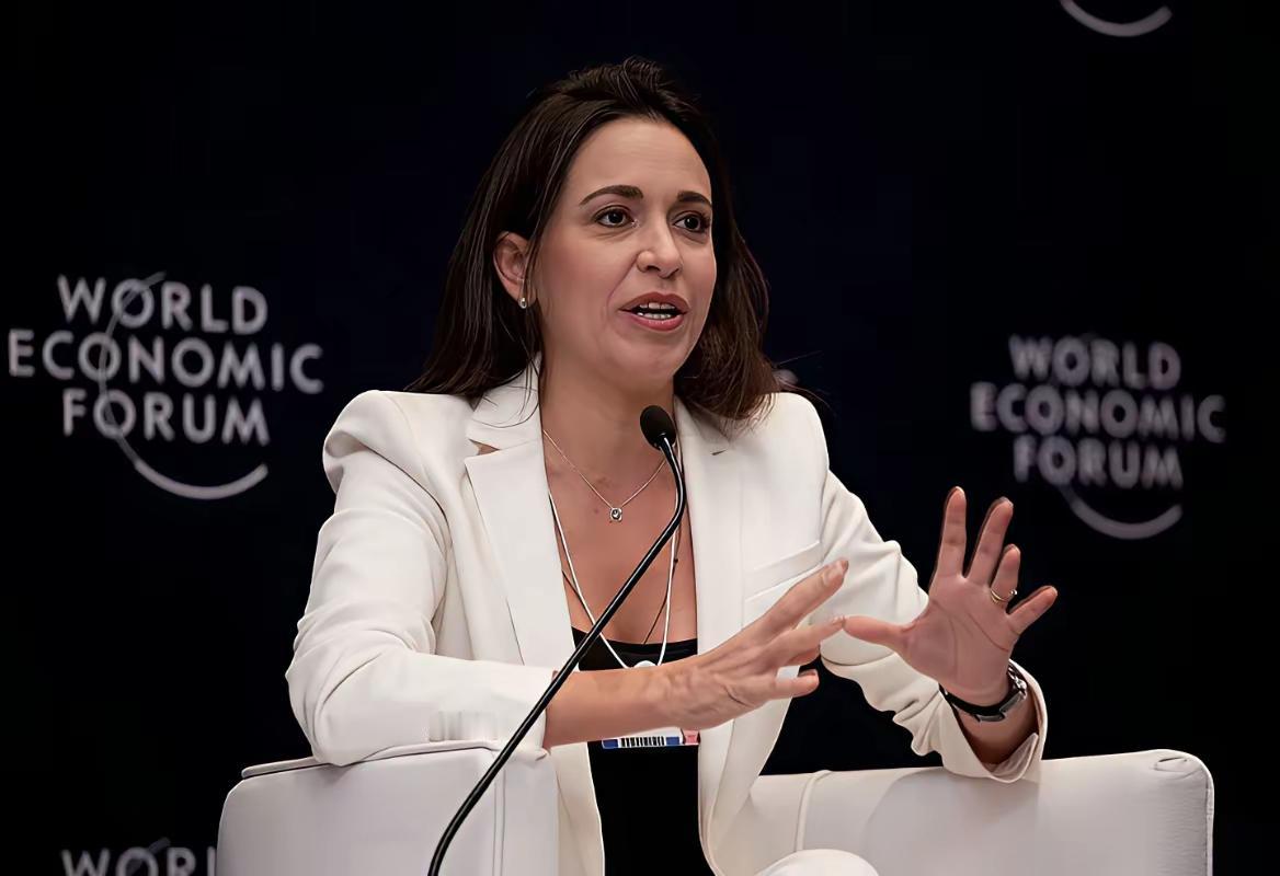 总统马杜罗夫妇被抓了，还炸了人家前总统查韦斯的陵墓。反对派马查多也蹦出来了，声称