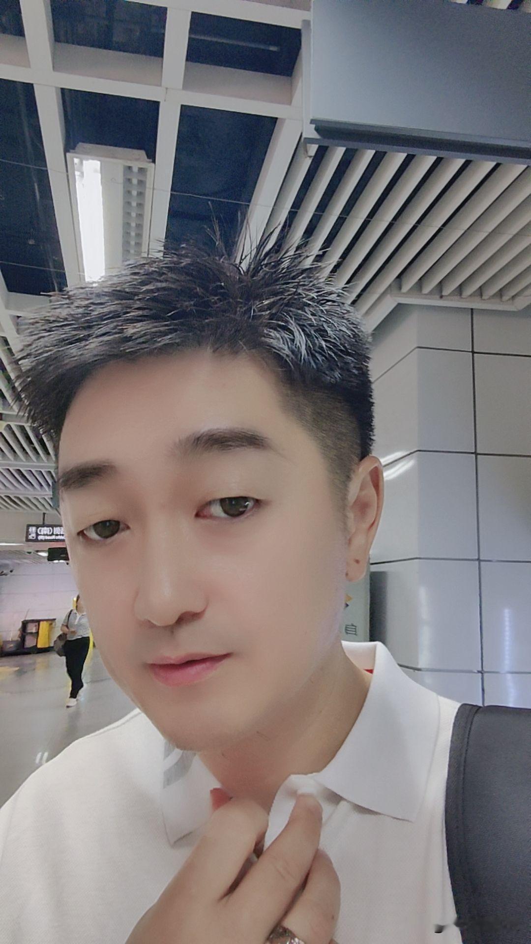 深圳已经成为一线城市之首，远远超过北京和上海。
很多嘴硬的朋友，刚开始还反驳我，