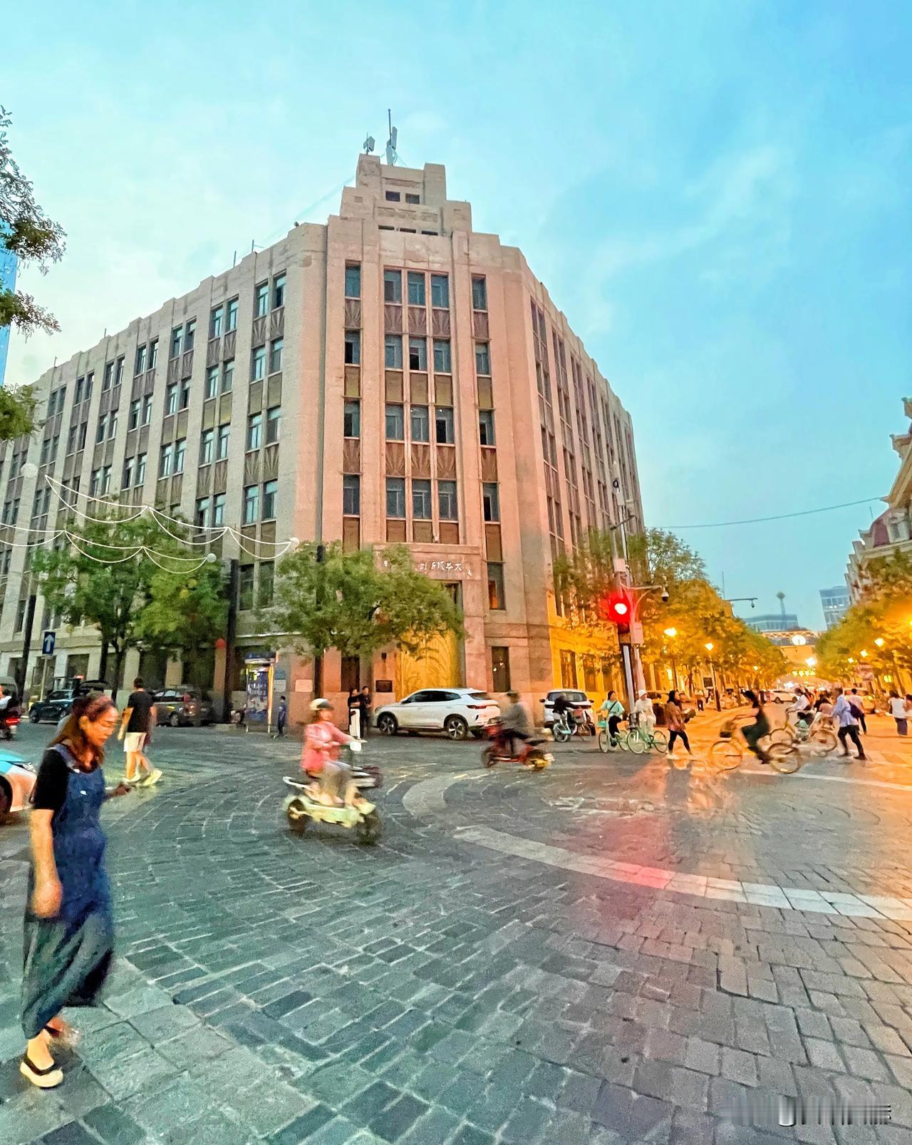  
傍晚的津门，天空渐染橙红，街道霓虹灯五彩斑斓，小吃夜市香气四溢。
夜幕降临，