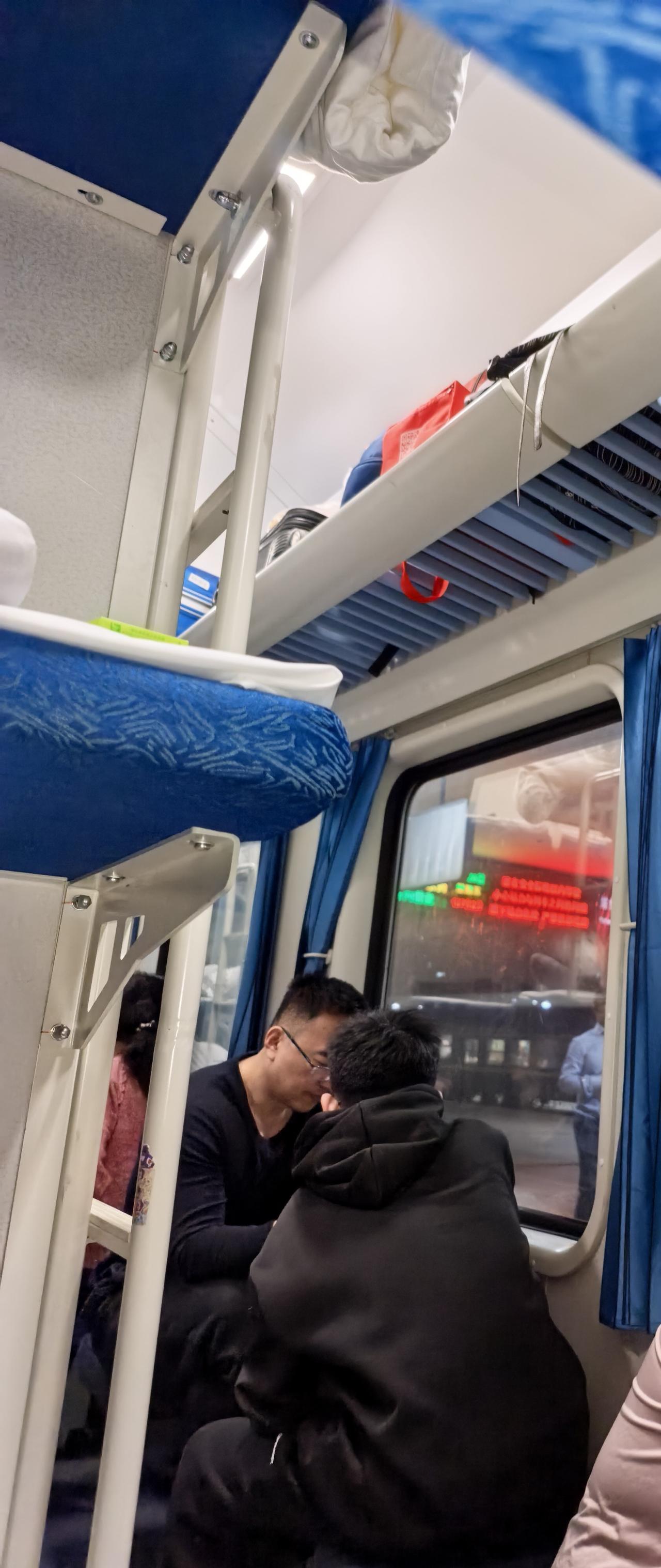 一位父亲借这次旅途引导孩子去思考去解决一些问题。
由此我觉得因为父亲在孩子的教育