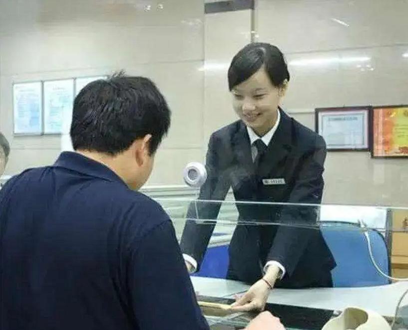 广东惠州，一男子急用钱，朋友给他转了10万，男子立刻带身份证和银行卡到银行取现，